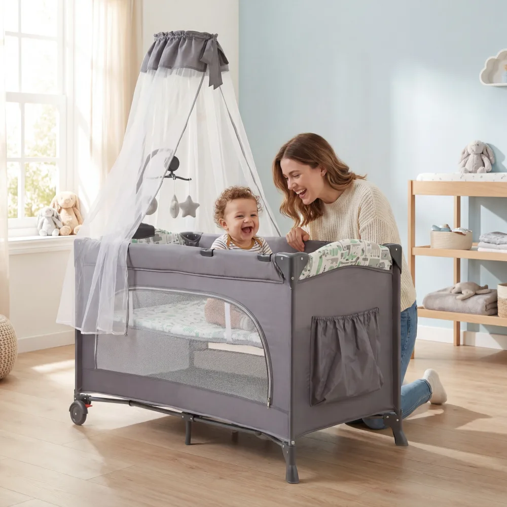 سرير أطفال من ماركة (Cool Baby) متنقل دورين قابل للطي مع ناموسية، ألعاب معلقة، وعجلات بفرامل - KDD7