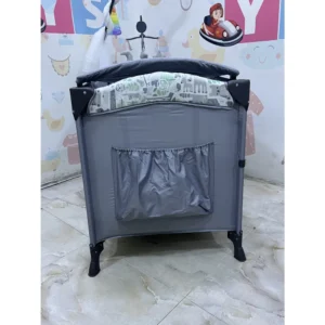 سرير أطفال من ماركة (Cool Baby) متنقل دورين قابل للطي مع ناموسية، ألعاب معلقة، وعجلات بفرامل - KDD7