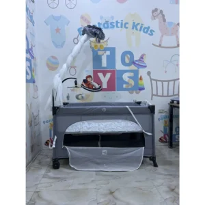سرير أطفال من ماركة (Cool Baby) متنقل دورين قابل للطي مع ناموسية، ألعاب معلقة، وعجلات بفرامل - KDD7
