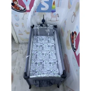 سرير أطفال من ماركة (Cool Baby) متنقل دورين قابل للطي مع ناموسية، ألعاب معلقة، وعجلات بفرامل - KDD7