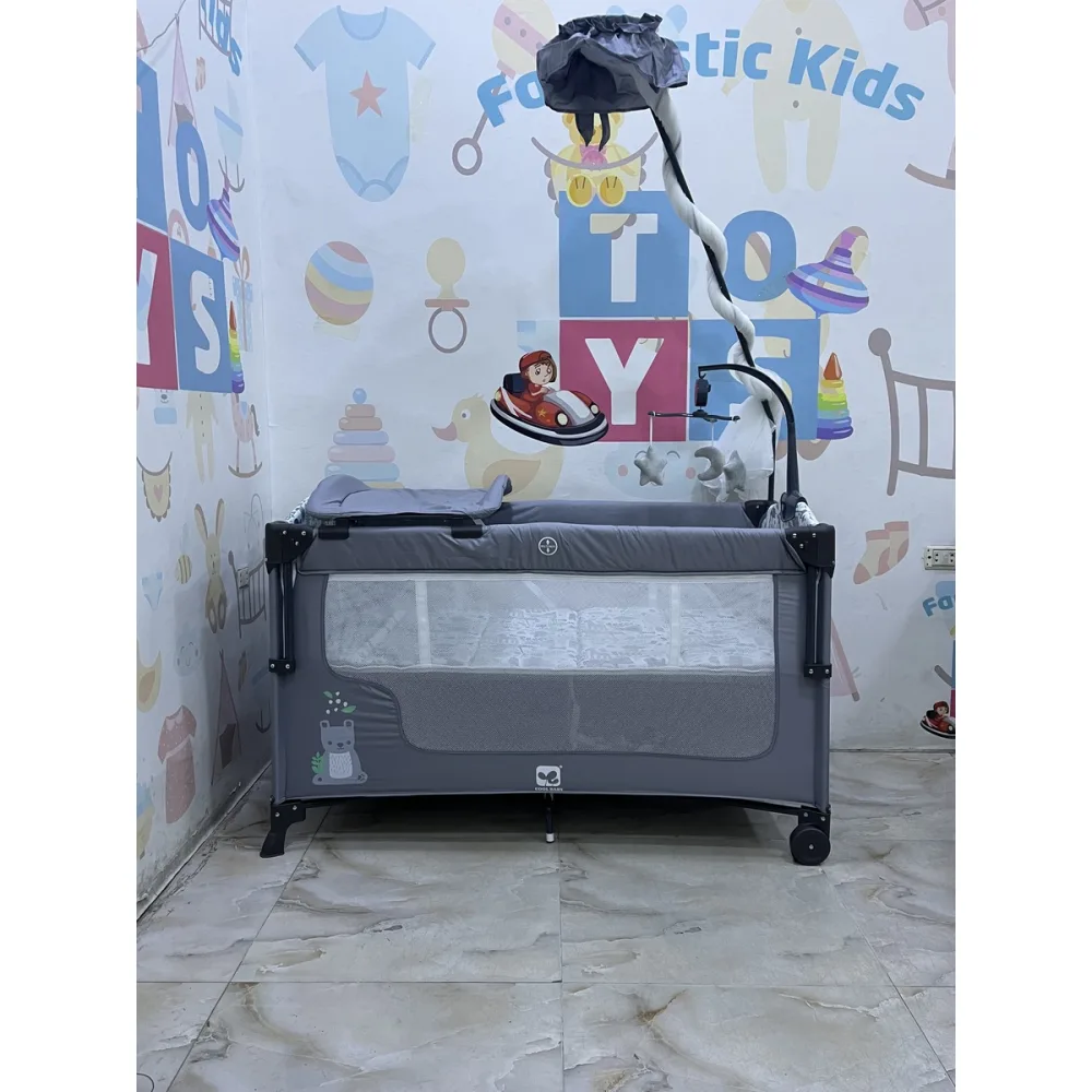 سرير أطفال من ماركة (Cool Baby) متنقل دورين قابل للطي مع ناموسية، ألعاب معلقة، وعجلات بفرامل - KDD7