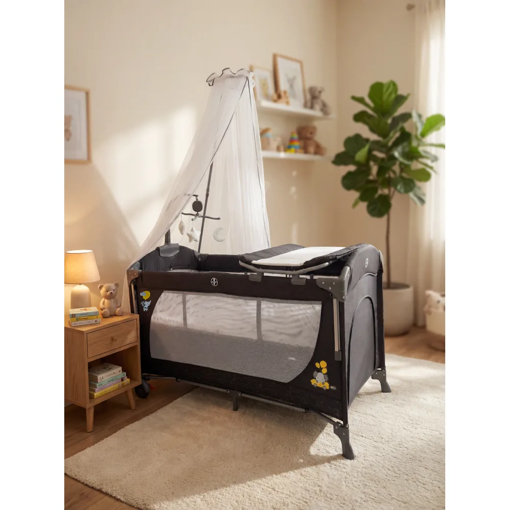 سرير أطفال من ماركة (Cool Baby) متنقل وساحة لعب مع طاولة غيار وناموسية - تصميم قابل للطي بعجلات وجوانب شبكية للتهوية - مهد مواليد متعدد الوظائف - KDD12