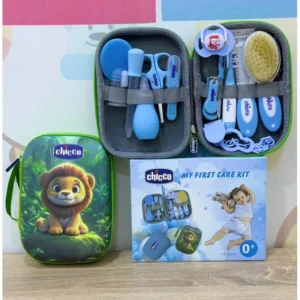 حقيبة عناية الطفل الكاملة من Chicco – طقم أدوات عناية حديثي الولادة بعلبة أنيقة ومريحة - 13 قطعه - كود 72996