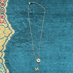 dh-75-9-2 سلسلة رقيقة بحرف M للنساء - تصميم "لاريات" بقلادة مزدوجة عصرية وسلسلة قابلة للتعديل ( الاستانلستيل ) - DH-75-9