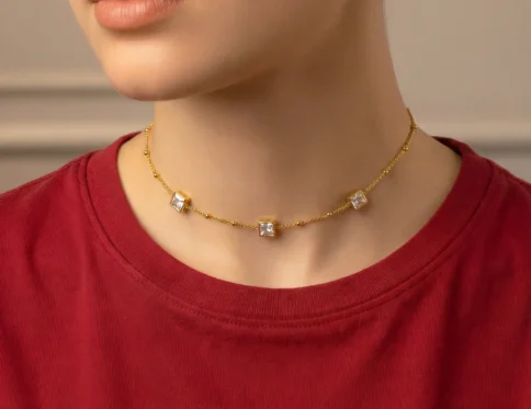 سلسلة أدوار "ستيشن" مطلية بلمعة الذهب مع فصوص كريستال مربعة – رقة وشياكة لكل يوم ( الاستانلستيل ) - DHA-76-17
