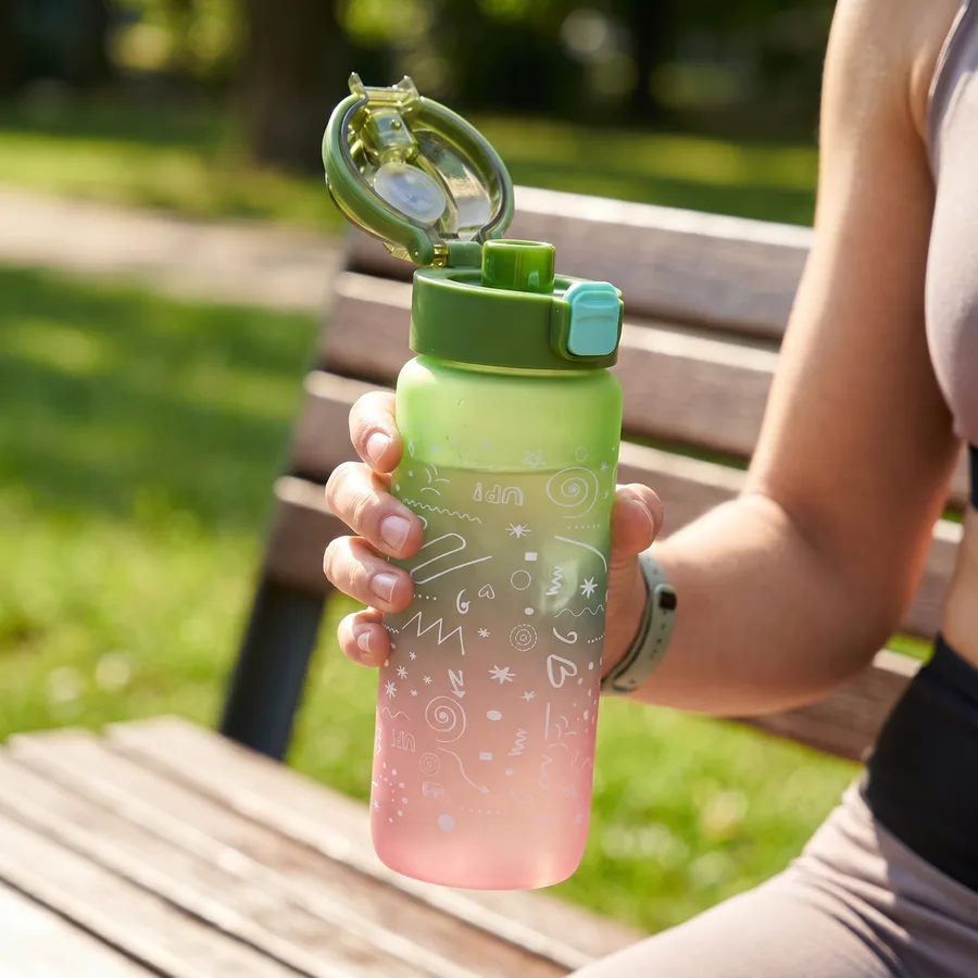 زجاجة مياه رياضية سعة 800 مل مع غطاء علوي محكم ونقوش جرافيك مميزة – مضادة للتسريب، متينة، ومثالية للمدرسة، الجيم، والأنشطة الخارجية - FL-1266