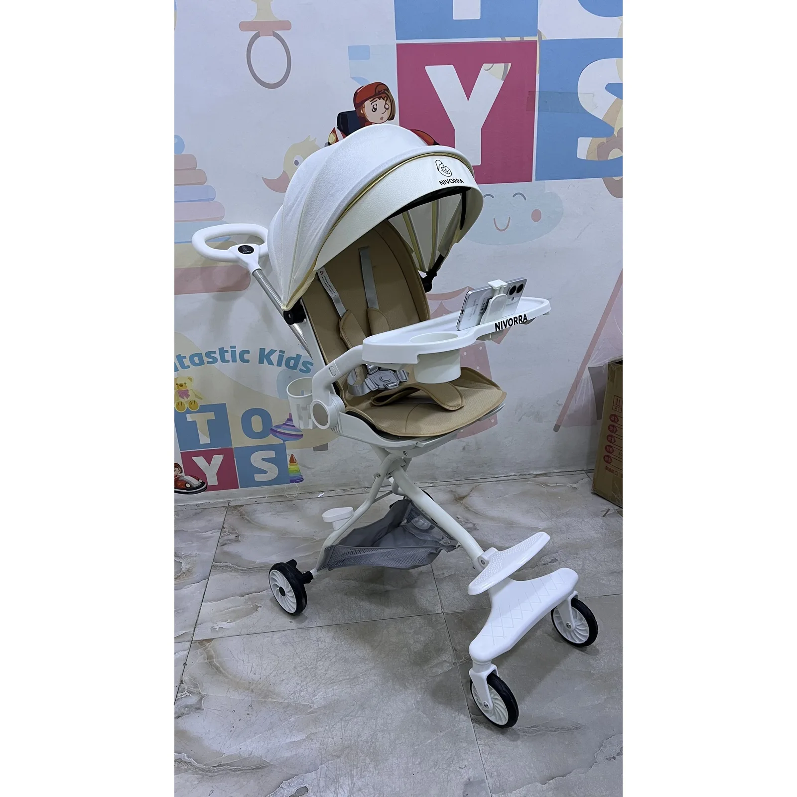r13pro-17 ميني أسترولر من NIVORRA حزام امان خماسي + سلة تخزين + مسند يد امامي مع طاولة طعام واستاند للموبايل + امكانية تعديل المقعد للاتجاهين + فرامل خلفيه + خفيفة الوزن + مسند قدم امامي 《 R13 PRO 》- تأتي بوزن 6.3 كيلو
